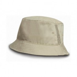 Sportowy kapelusz z wstawkami z siatki
